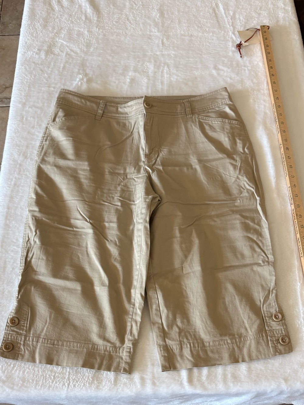 Women’s Khaki Button-Cuff Casual Shorts